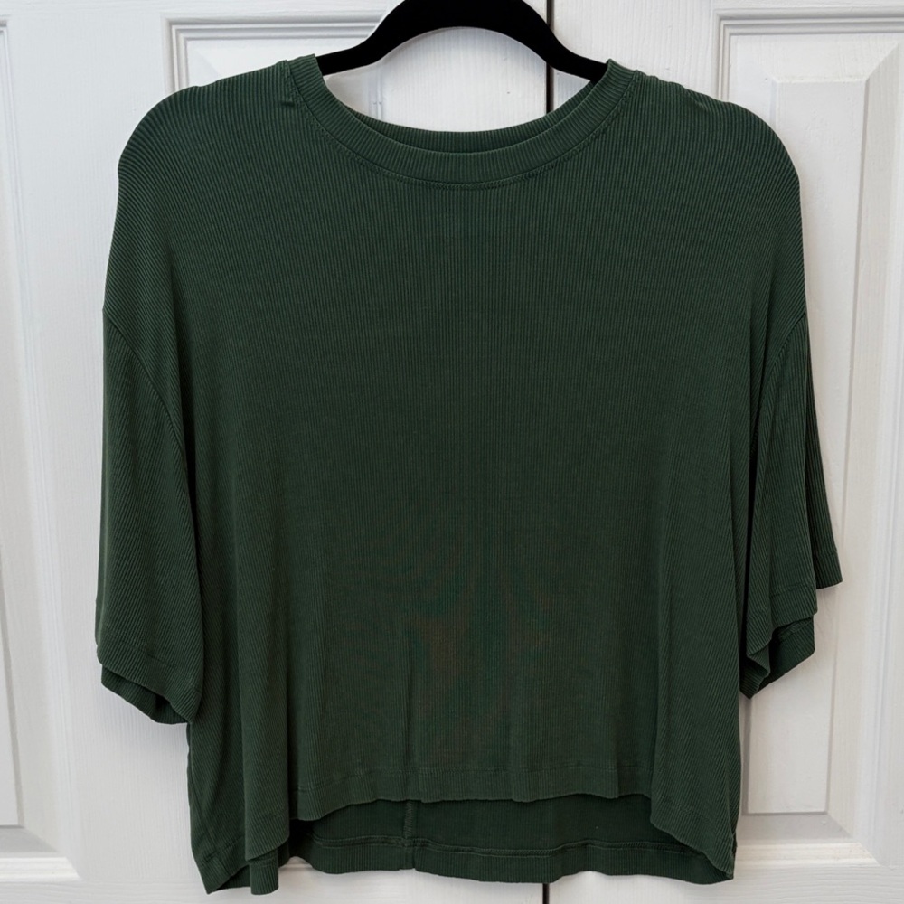 AMERICAN EAGLE Women’s Relaxed Short Sleeve Top in Dark Green